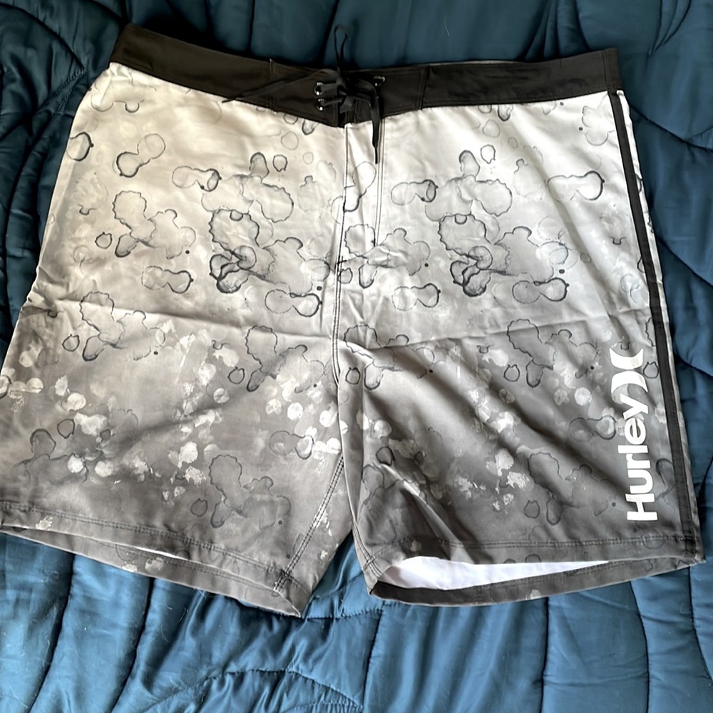 2/$20! NWOT HURLEY XL MEN’S BOARD SHORTS - grey/ white bubble graphic design